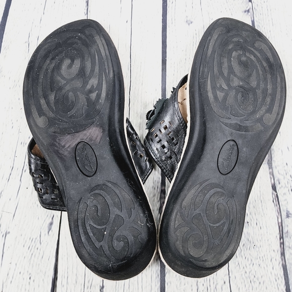 CLARKS | Artisan leather flower detail thong flipflop sandals - Picture 7 of 9
